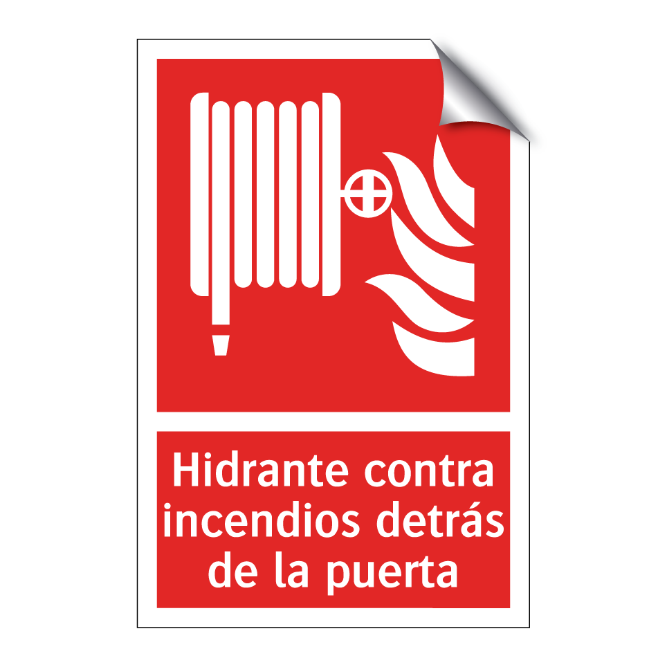 Hidrante contra incendios detrás de la puerta